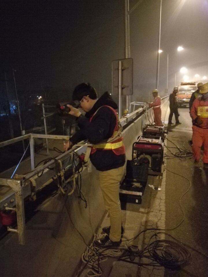 四環(huán)路掛板加固凌晨3：00分曼卡特錨栓技術部余工堅守現(xiàn)場指導安裝膠粘模擴底錨栓