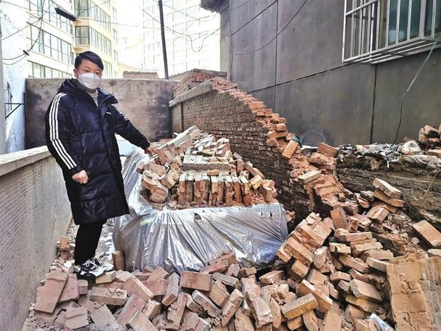 碳纖維布加固｜蘭州某小區(qū)圍墻倒塌砸損4輛車(chē)